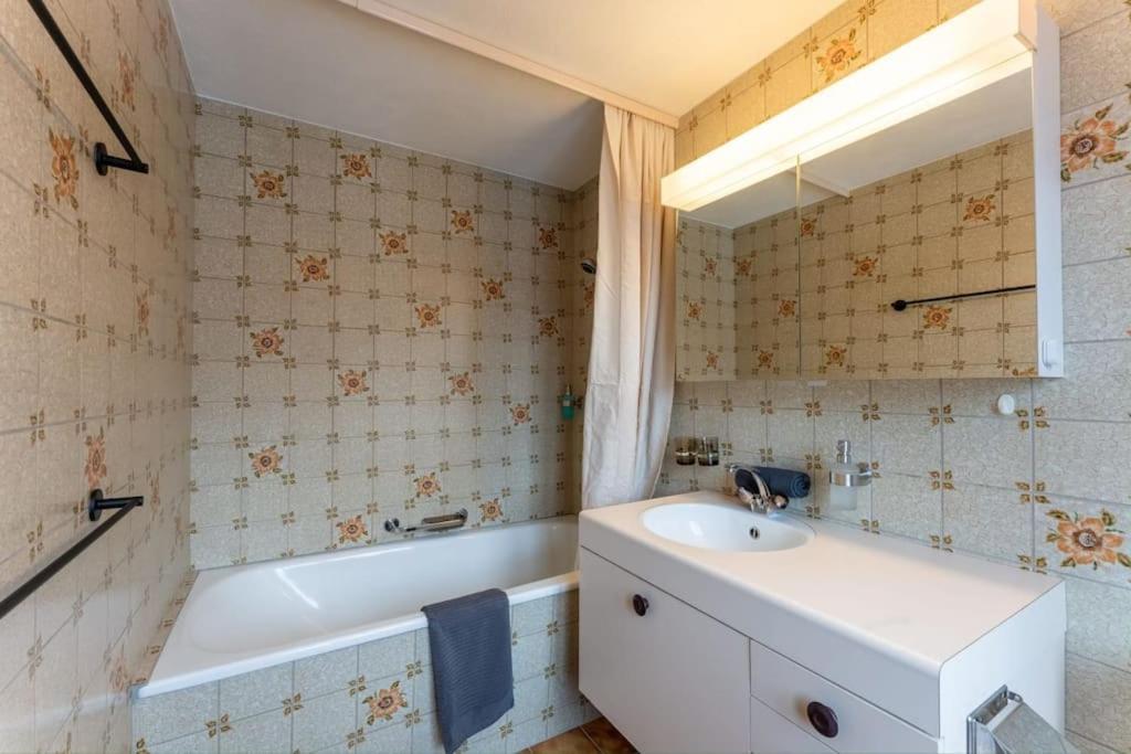 Charming Alpine Apartment グスタード エクステリア 写真