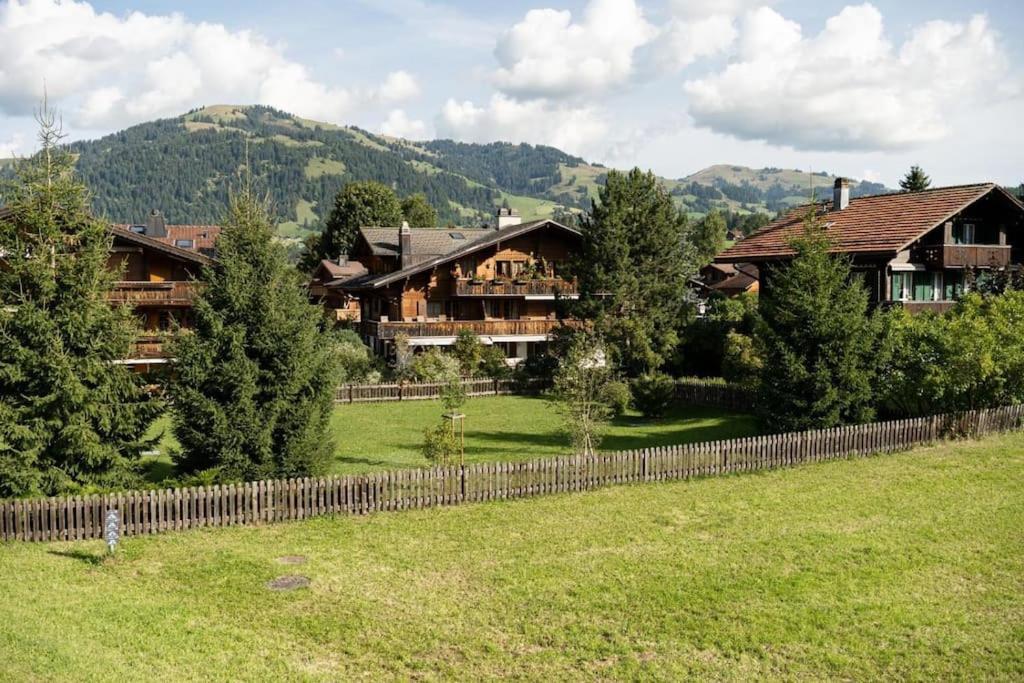 Charming Alpine Apartment グスタード エクステリア 写真