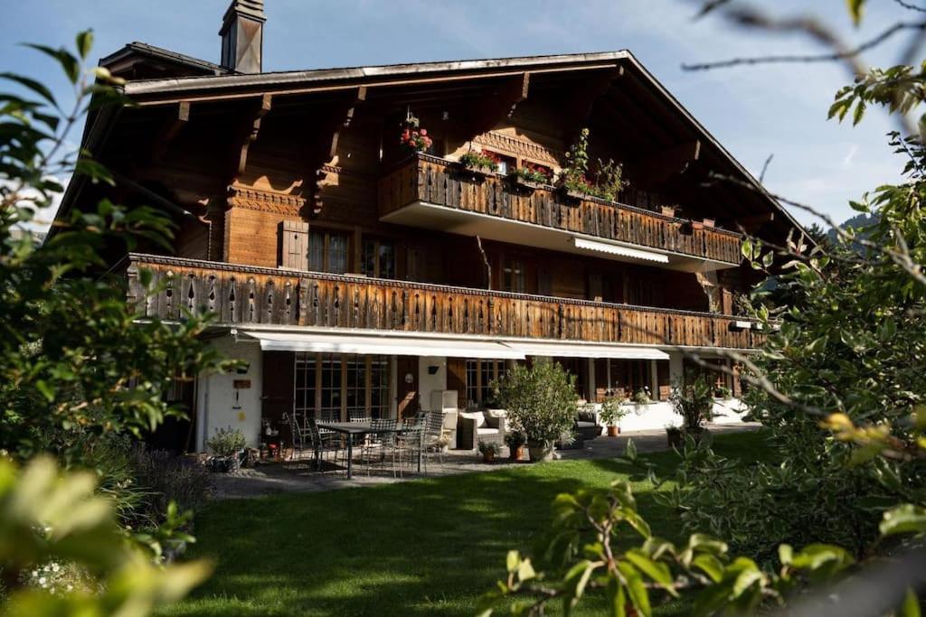 Charming Alpine Apartment グスタード エクステリア 写真